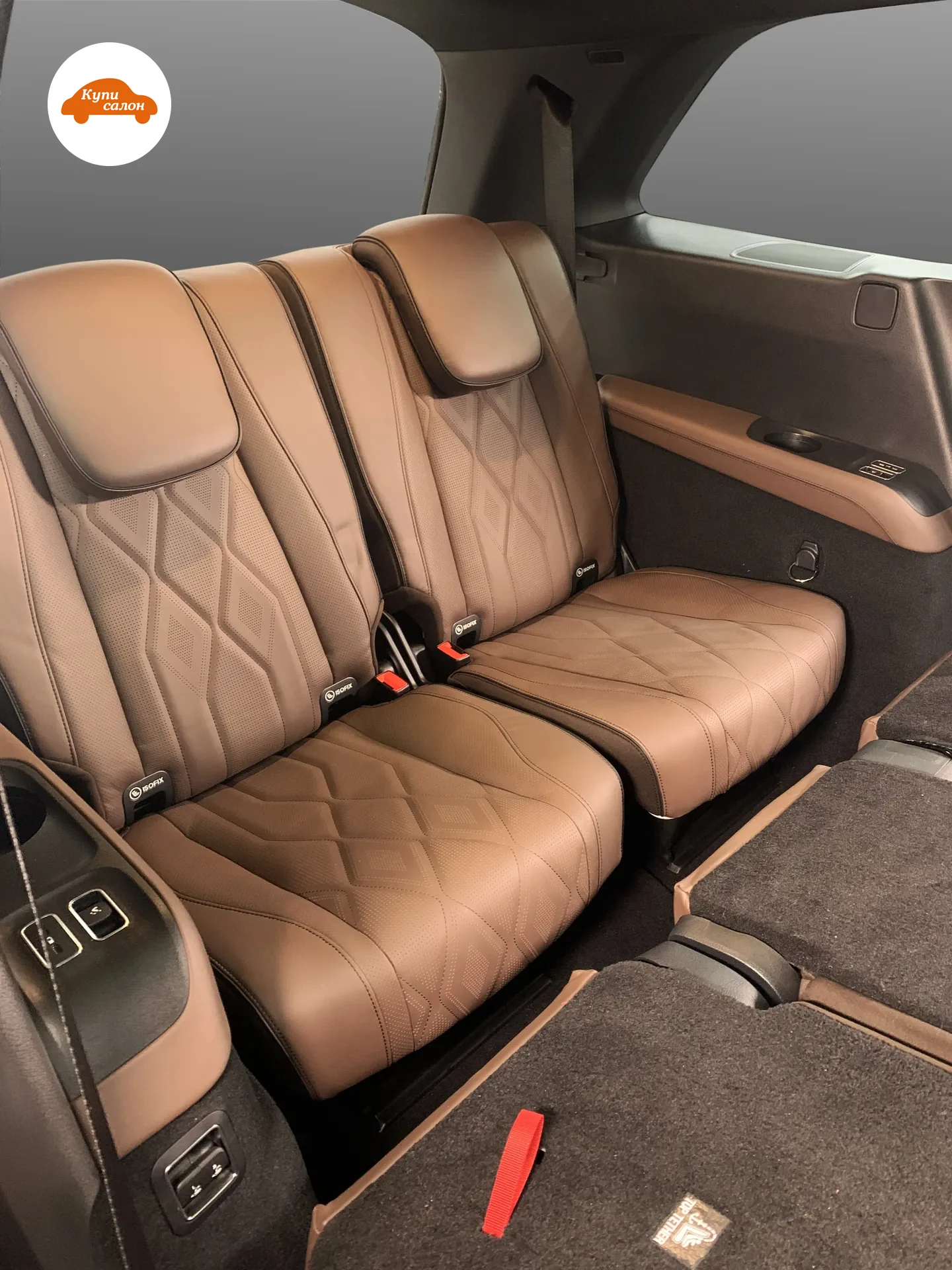Задний ряд Mercedes-Benz GLS: перетяжка и подушки на подголовниках в едином коньячном материале с ромбовидной стёжкой, работа КупиСалон