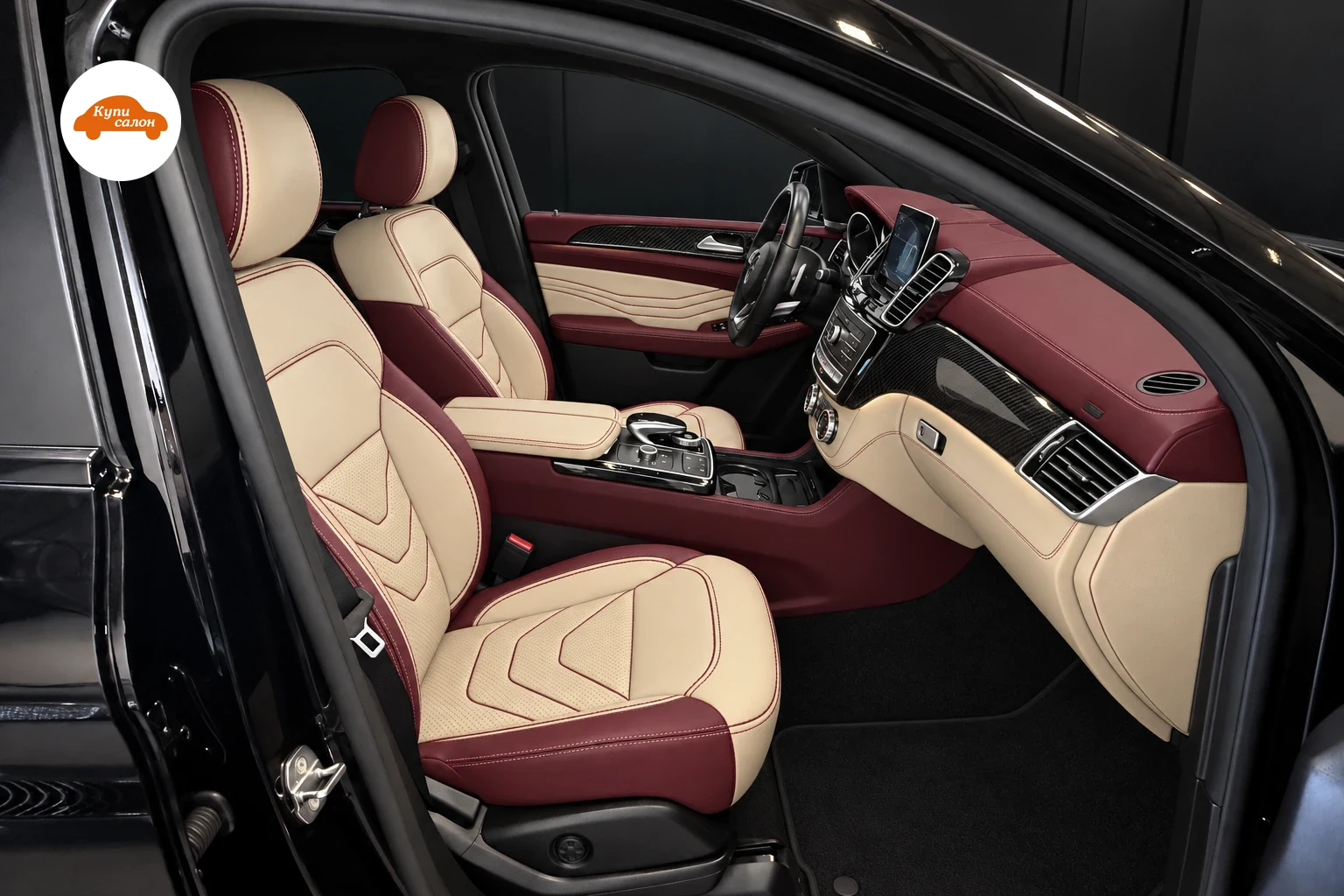 Бордовый салон Mercedes GLE Coupe C292 — ванильные кресла с винными боковыми валиками и шевронами, визуализация КупиСалон