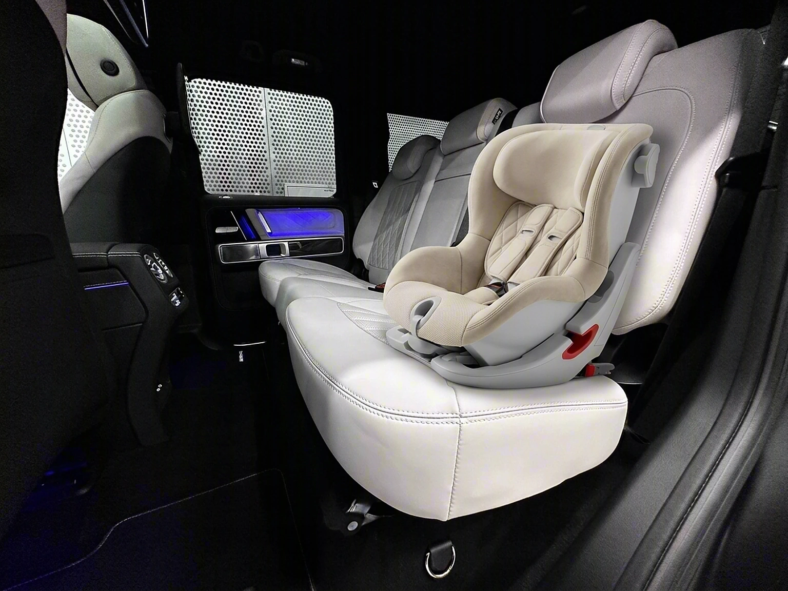 Britax Römer King II — перешив под интерьер Mercedes-AMG G-Class