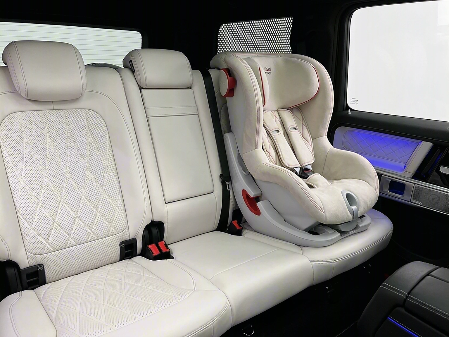 AMG Red Stitch — красная строчка