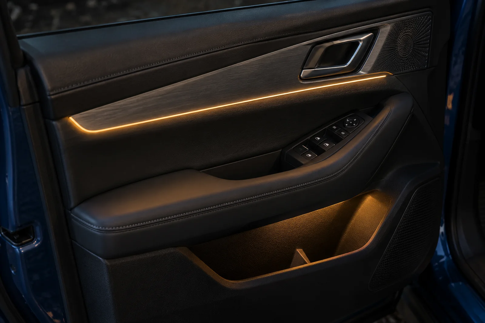 Иллюстрация: линия контурной подсветки на дверной карте Haval H6