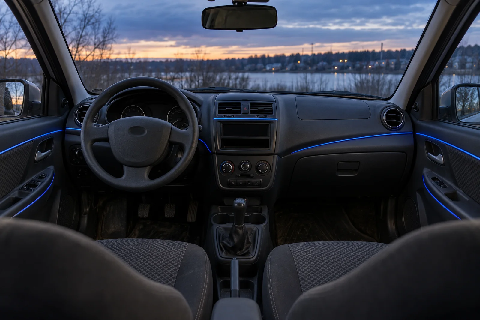 Иллюстрация: контурная подсветка вдоль панели и дверей Lada Kalina