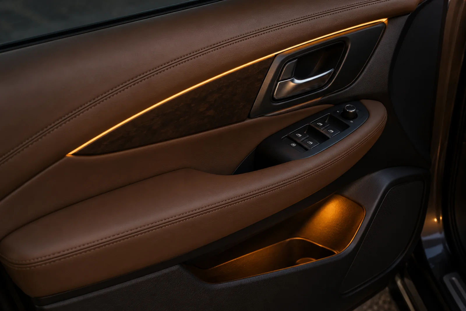 Иллюстрация: линия контурной подсветки на дверной карте Nissan Murano
