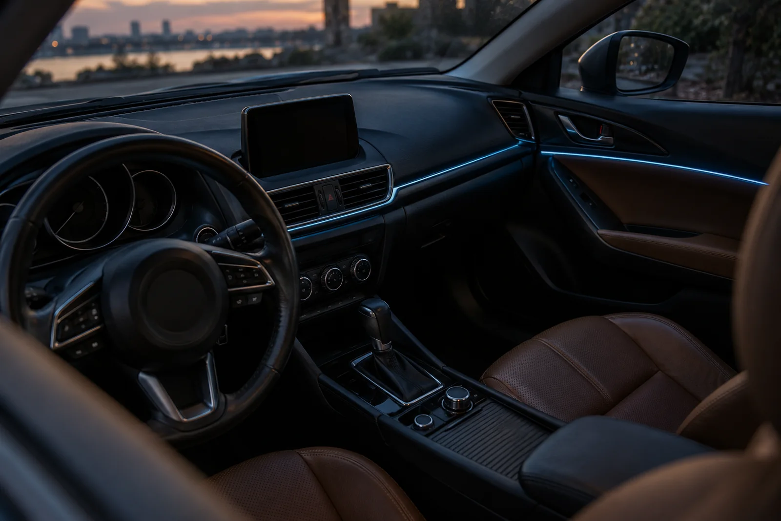 Иллюстрация: контурная подсветка вдоль панели и дверей Mazda 3