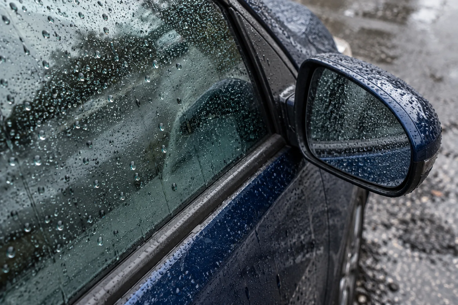 Иллюстрация: круглые капли воды на боковом стекле и зеркале Nissan
