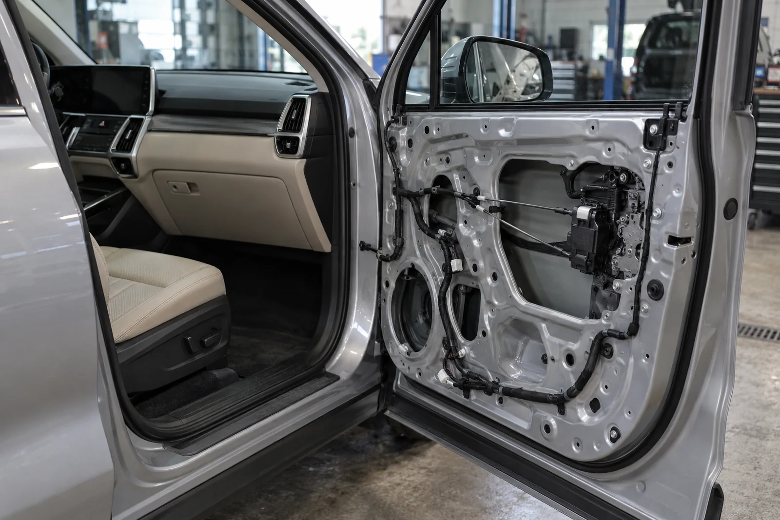 Иллюстрация: электропривод доводчика у замка двери Kia Sorento, обшивка снята