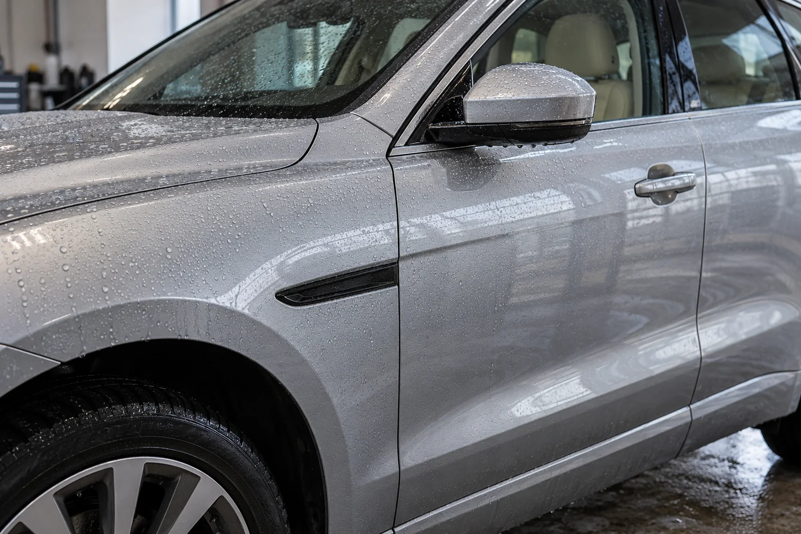Иллюстрация: капли воды на лакокрасочном покрытии Jaguar