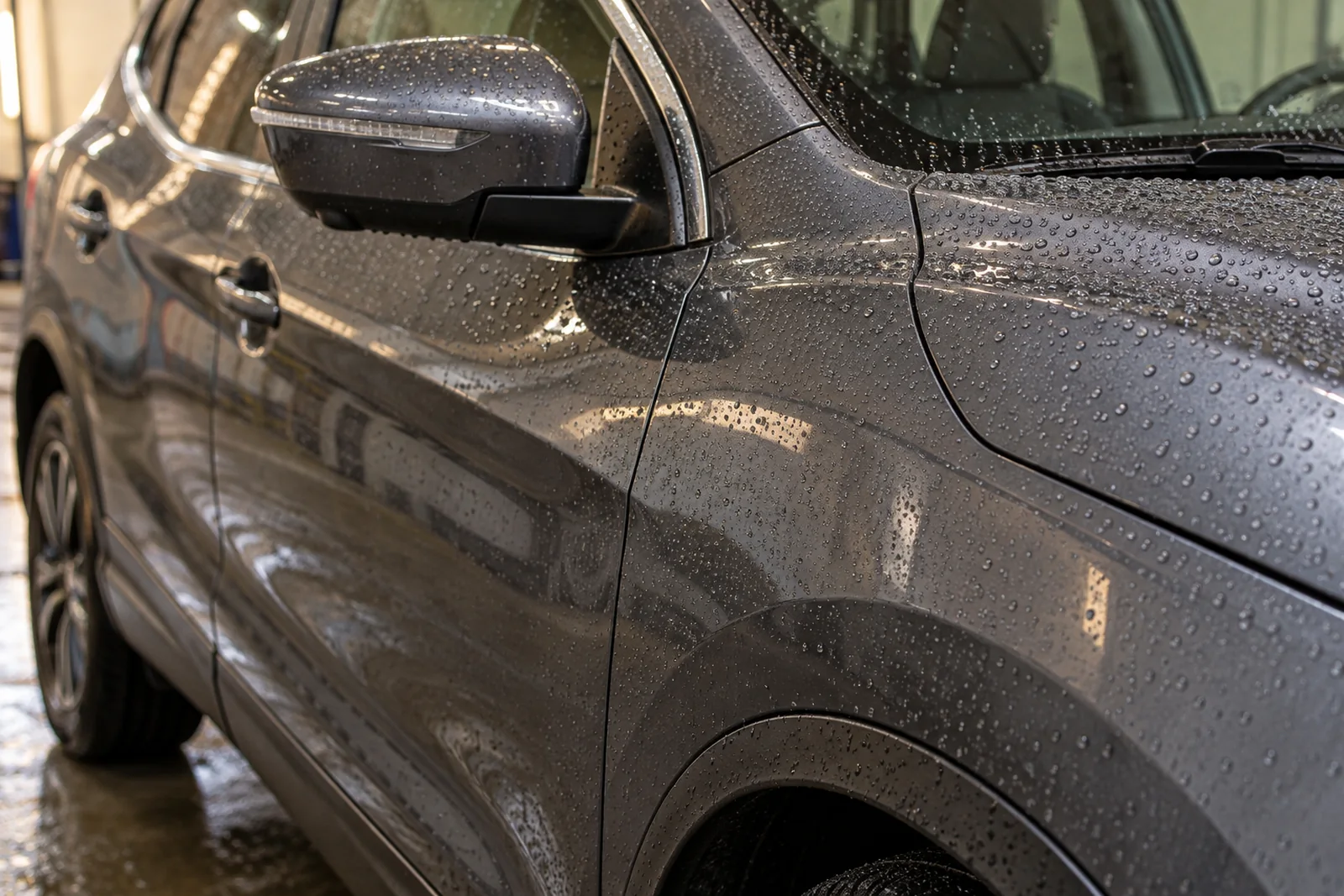 Иллюстрация: капли воды на лакокрасочном покрытии Nissan Qashqai