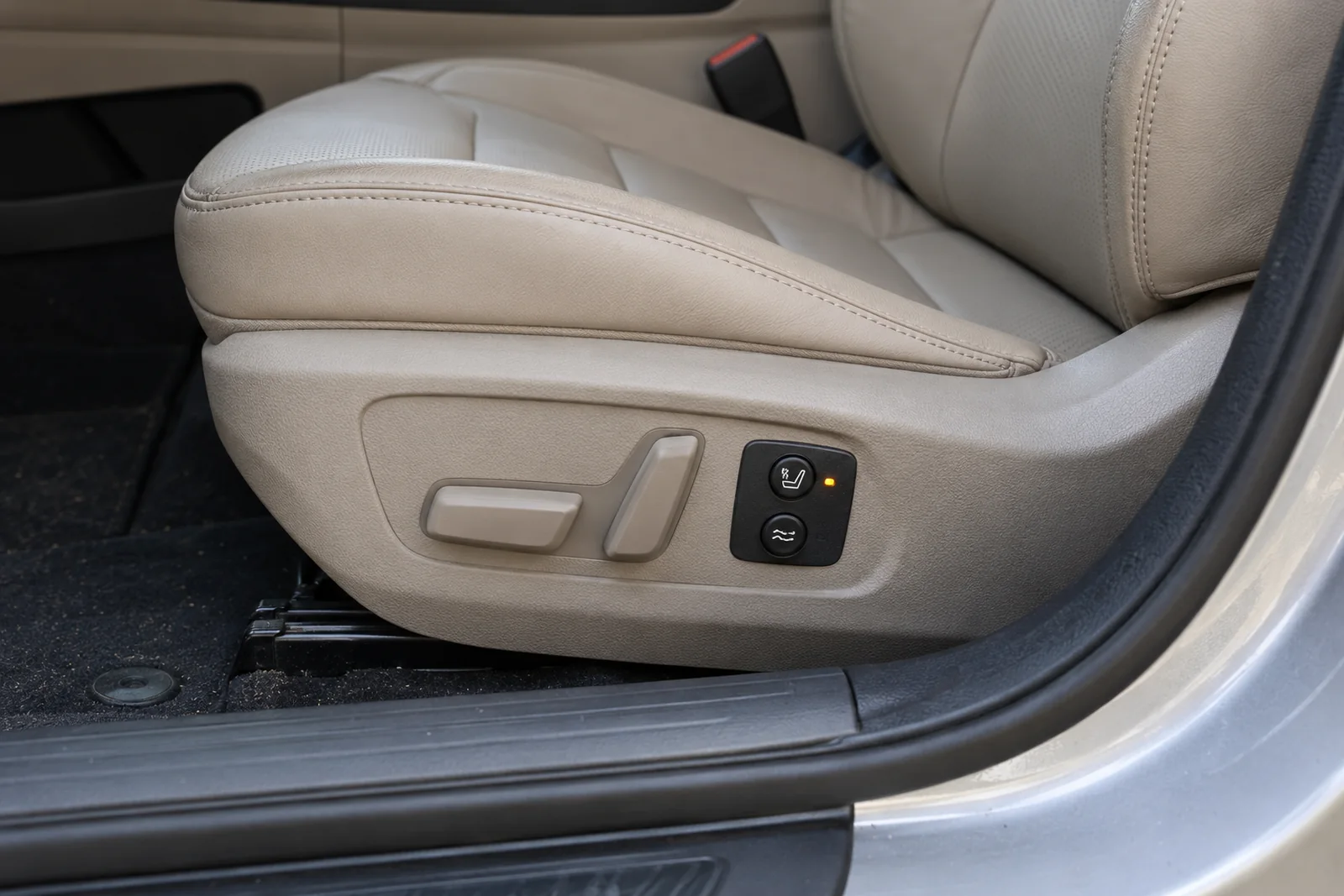 Иллюстрация: кнопки режимов массажа на боковой накладке сиденья Hyundai Elantra
