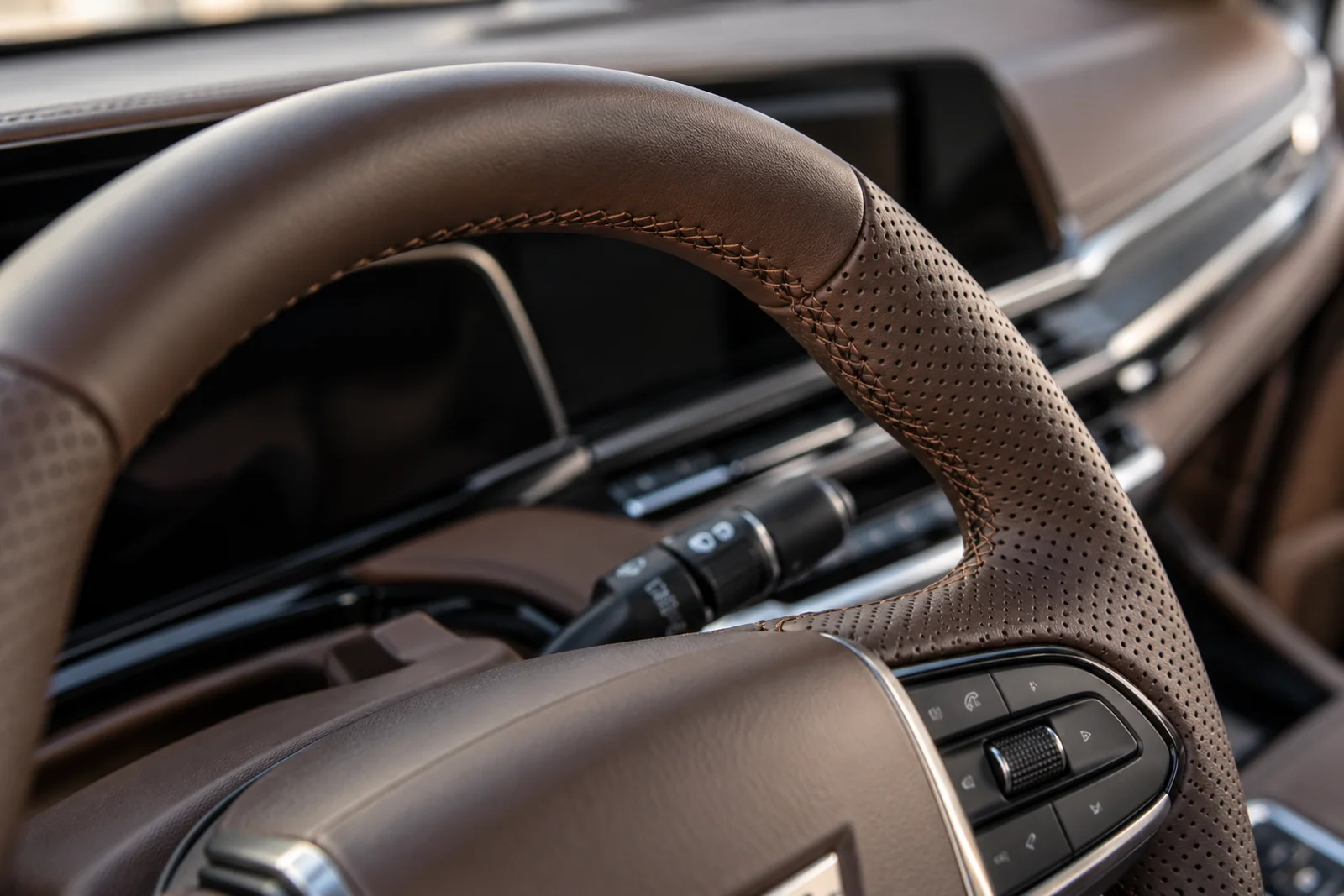 Иллюстрация: образцы натуральной наппы и алькантары рядом с рулём Cadillac Escalade