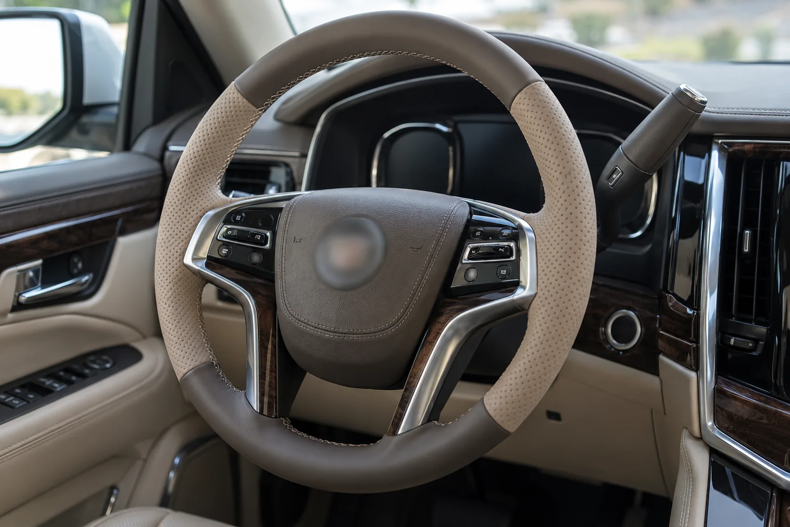 Иллюстрация: руль Cadillac Escalade с ободом из гладкой и перфорированной кожи