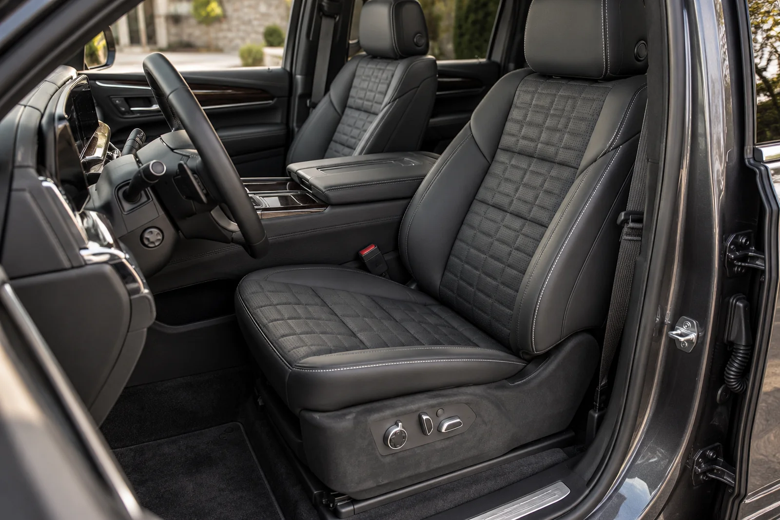 Иллюстрация: передние сиденья Cadillac Escalade с обивкой из экокожи