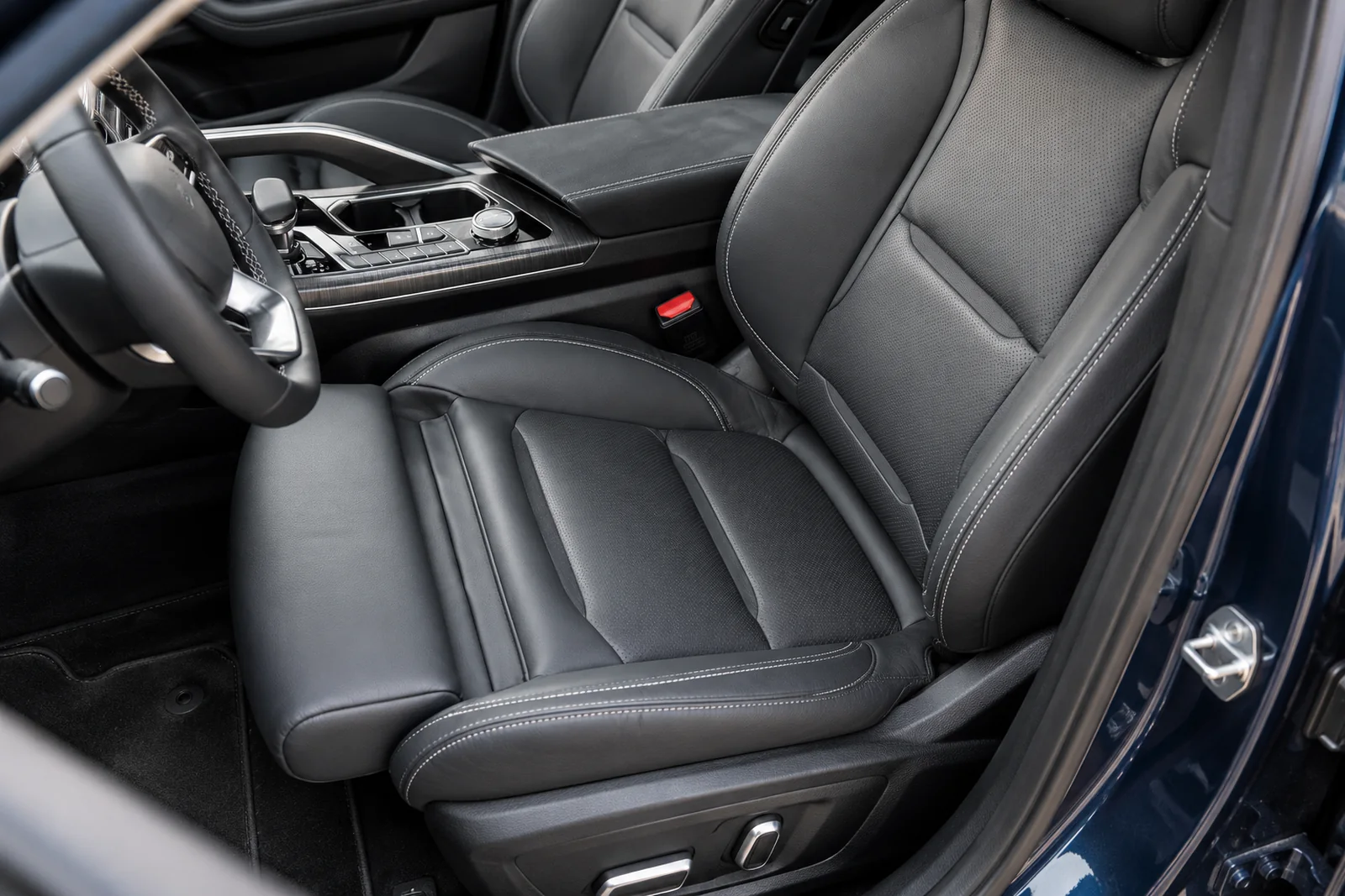 Иллюстрация: передние сиденья Geely Monjaro с обивкой из экокожи
