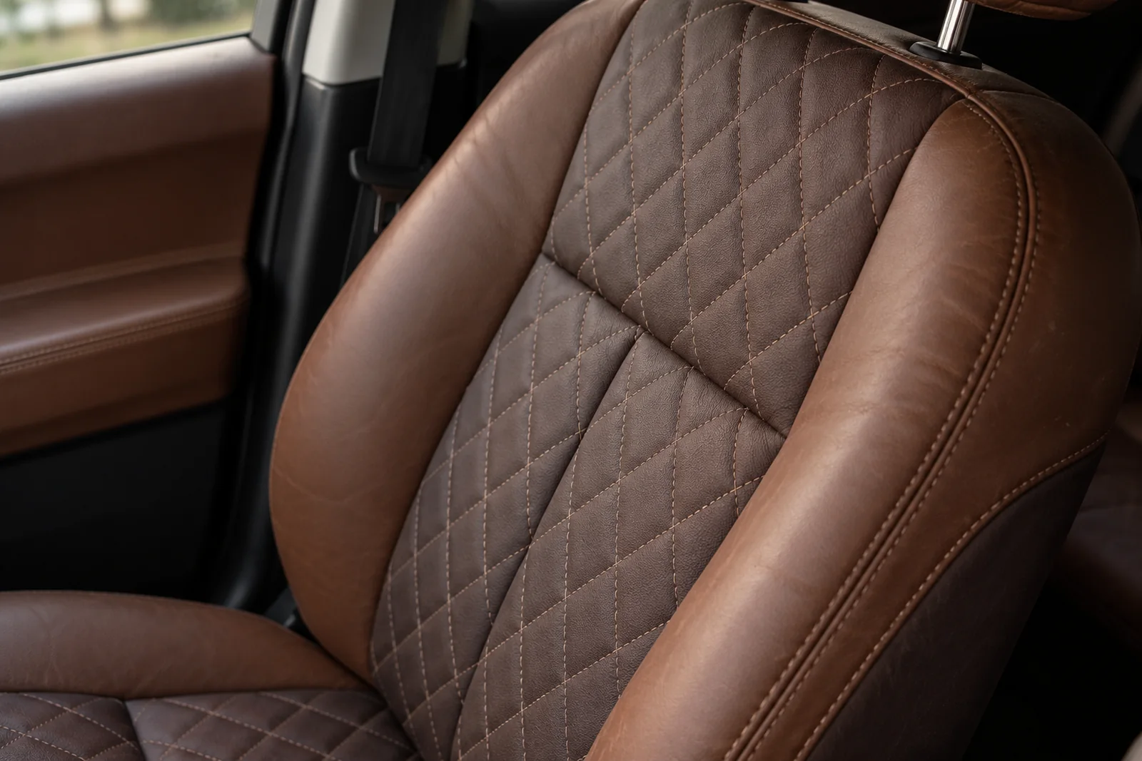 Иллюстрация: обивка спинки сиденья Land Rover Freelander со строчкой ромбом