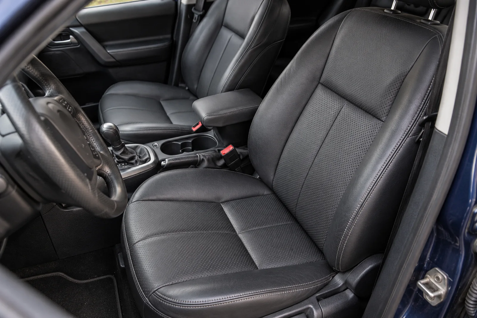 Иллюстрация: передние сиденья Land Rover Freelander с обивкой из экокожи