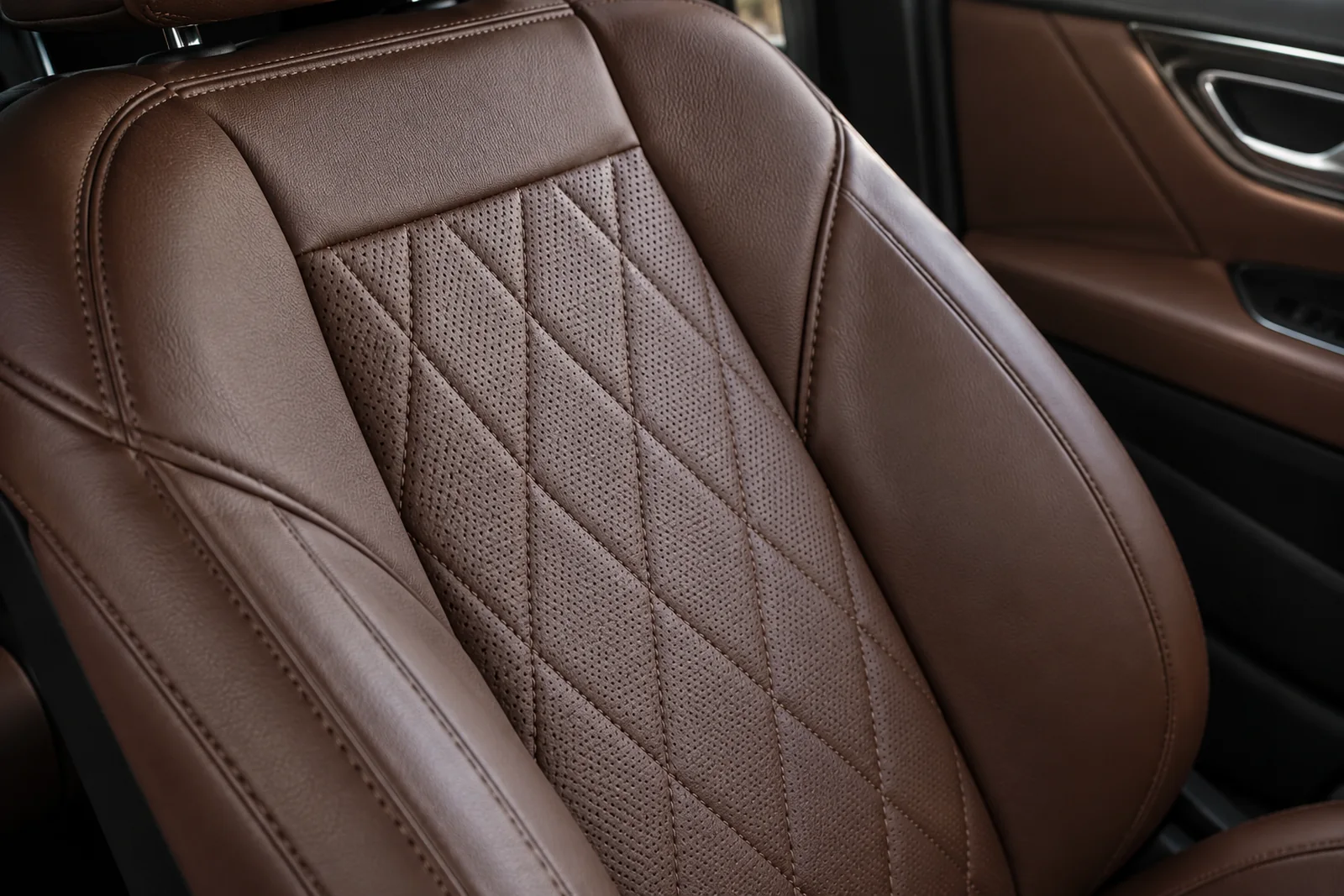 Иллюстрация: обивка спинки сиденья Mercedes-Benz CLS со строчкой ромбом