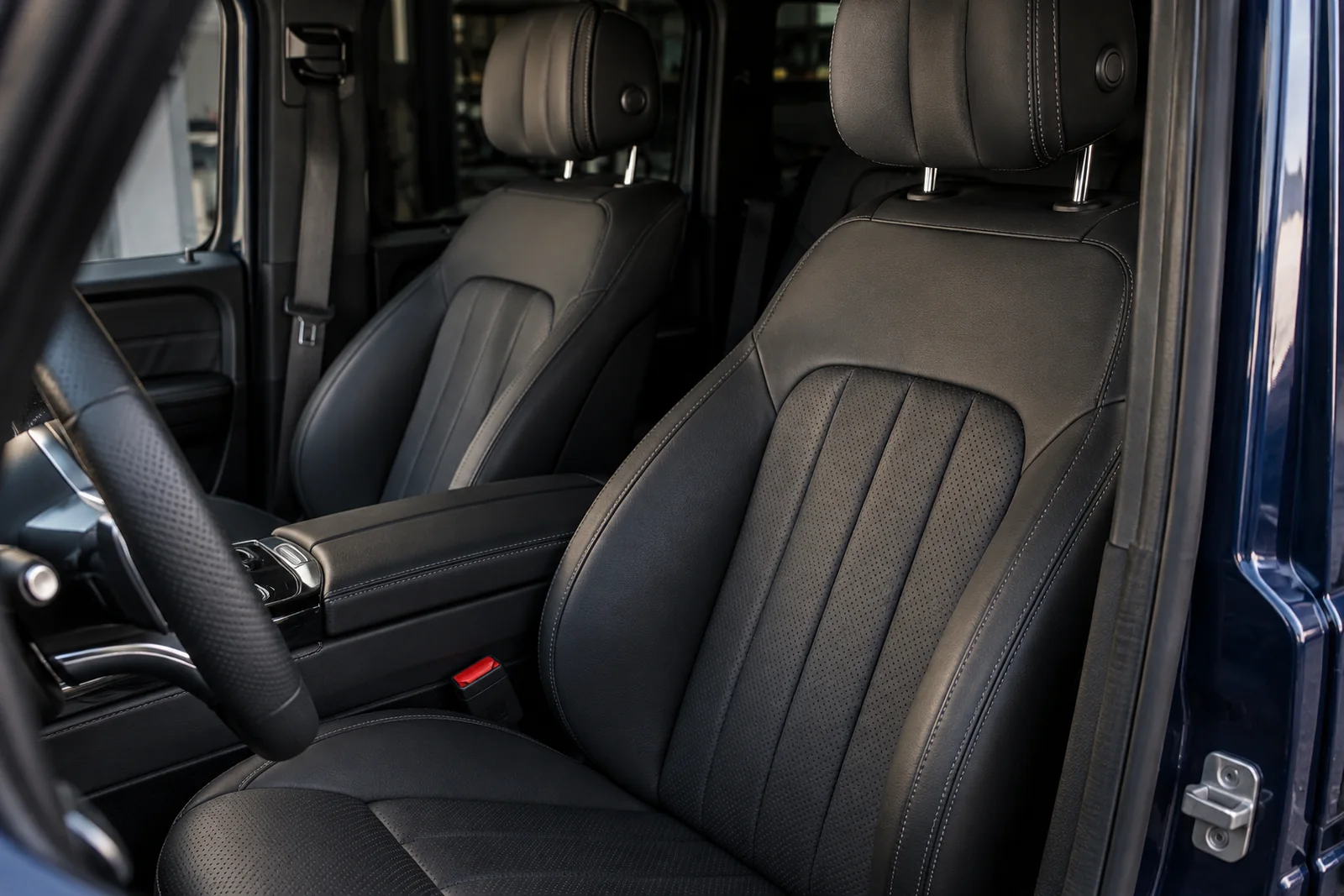 Иллюстрация: передние сиденья Mercedes-Benz G-Class с обивкой из экокожи