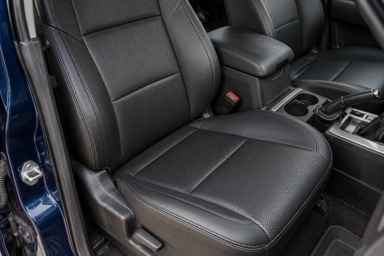 Иллюстрация: передние сиденья Mitsubishi с обивкой из экокожи
