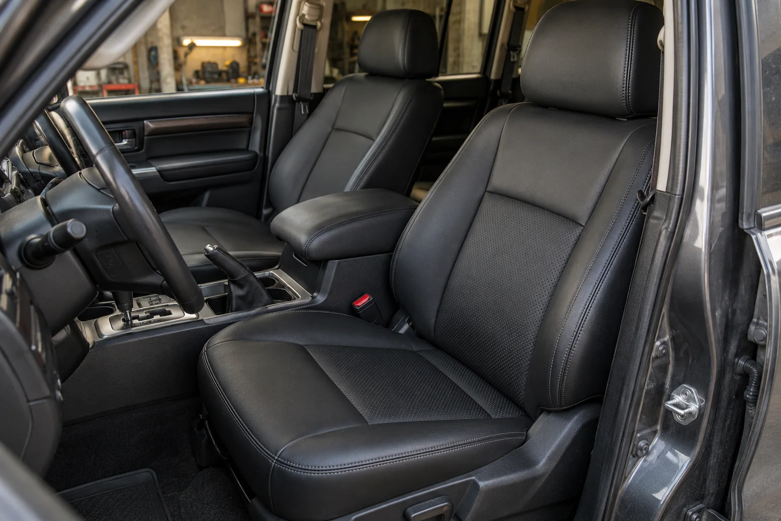 Иллюстрация: передние сиденья Mitsubishi с обивкой из экокожи