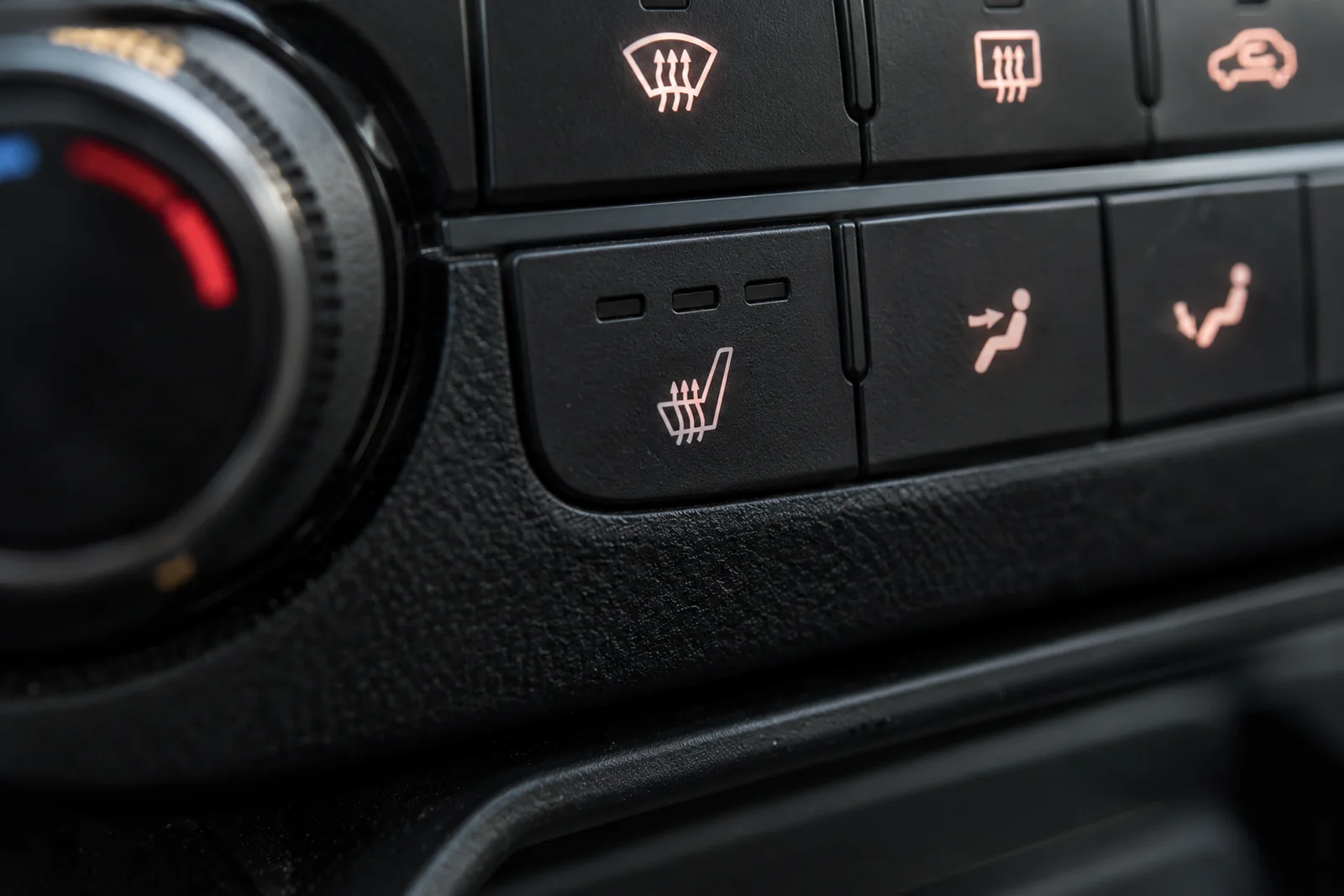Иллюстрация: клавиша подогрева сиденья Kia Ceed, индикаторы не горят