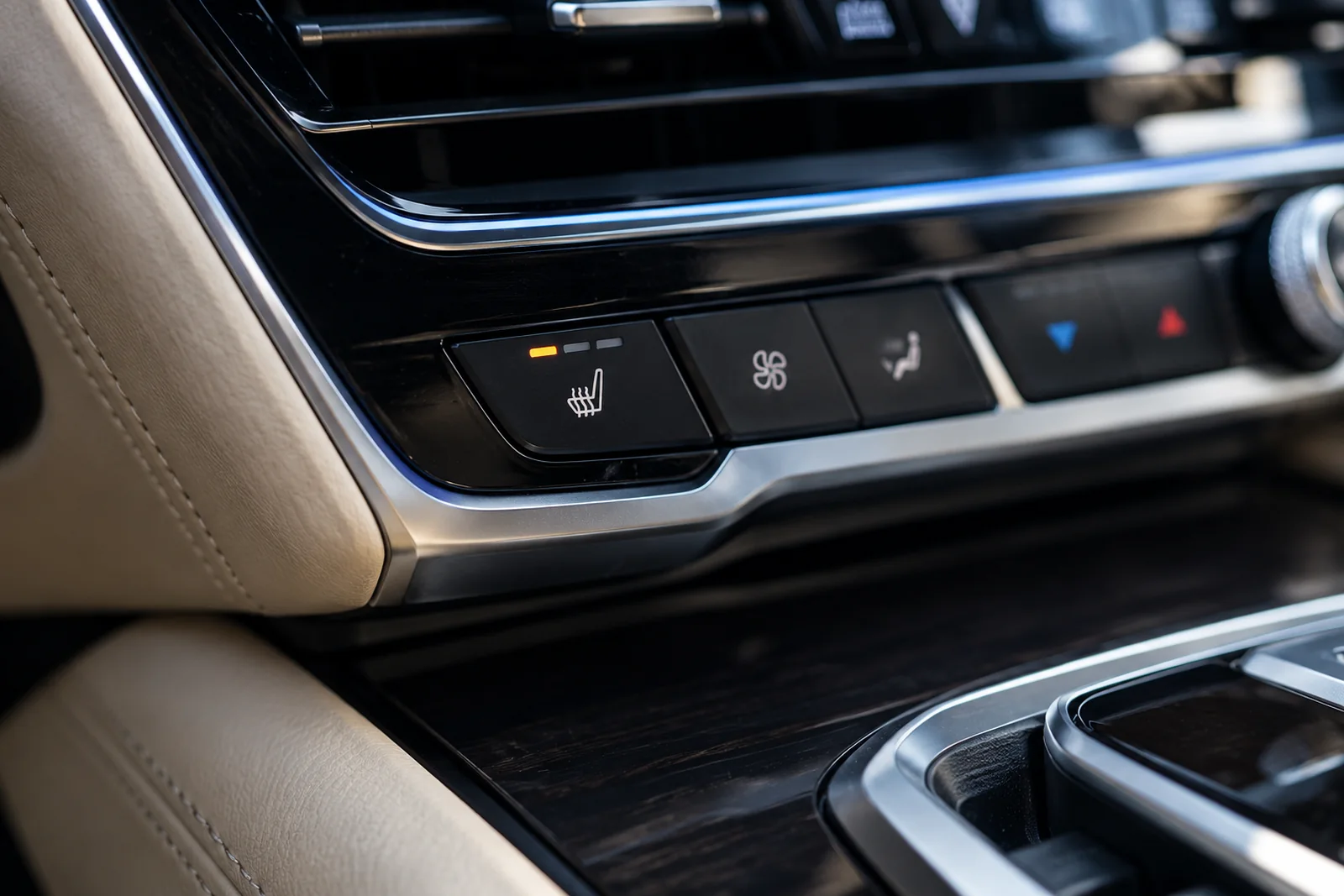 Иллюстрация: клавиша подогрева сиденья с индикаторами уровня, BMW X5