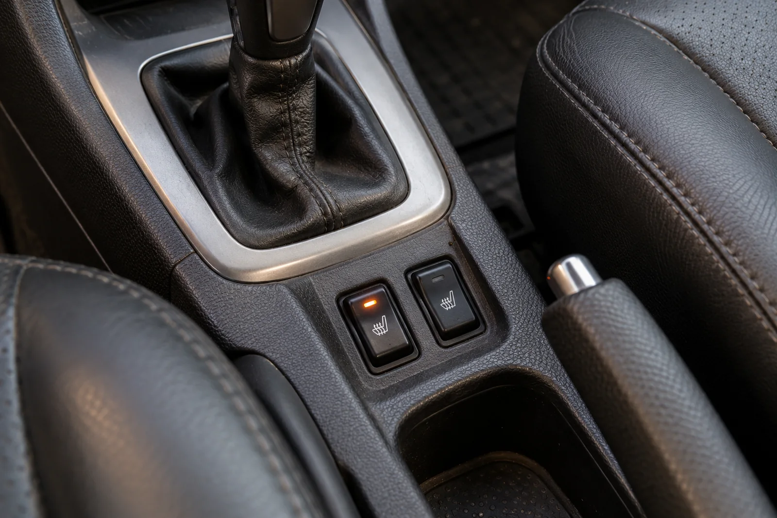 Иллюстрация: клавиши подогрева сидений на центральном тоннеле Chevrolet Aveo