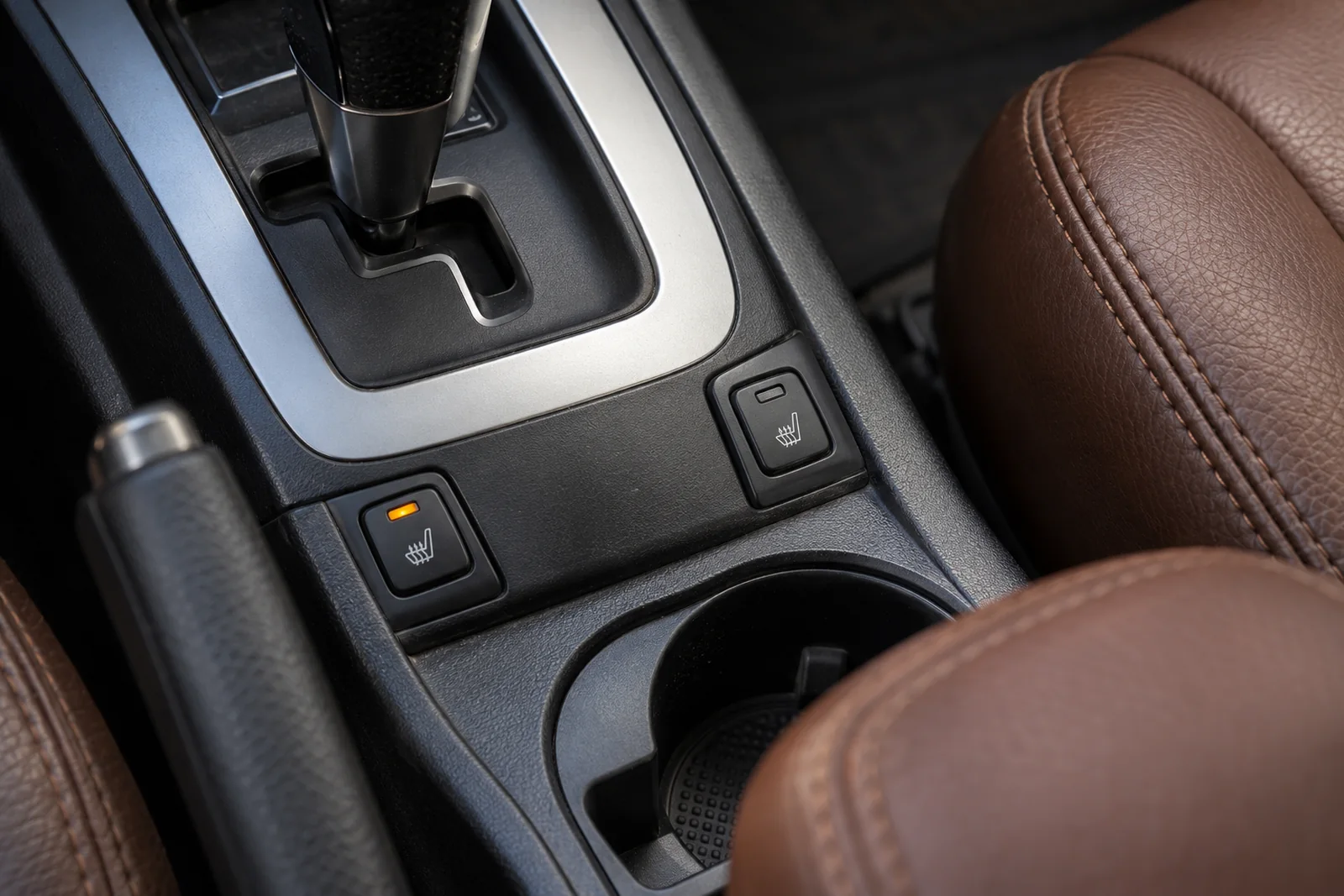 Иллюстрация: клавиши подогрева сидений на центральном тоннеле Chevrolet Captiva