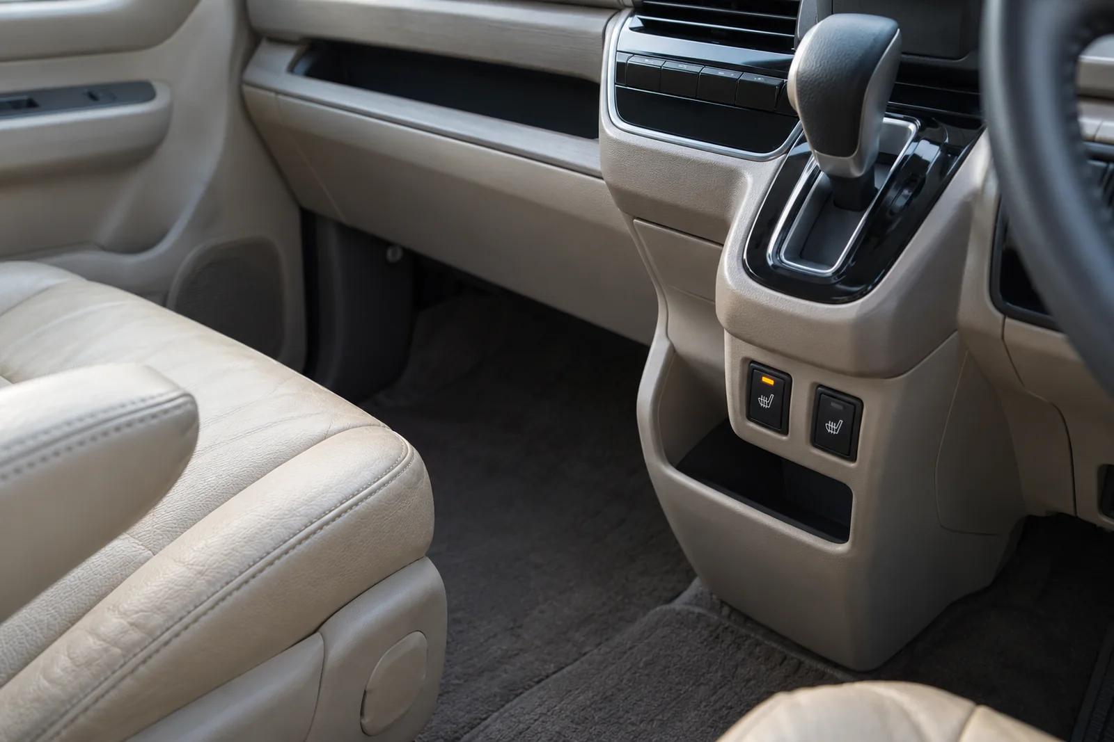 Иллюстрация: клавиши подогрева сидений на центральном тоннеле Honda Freed