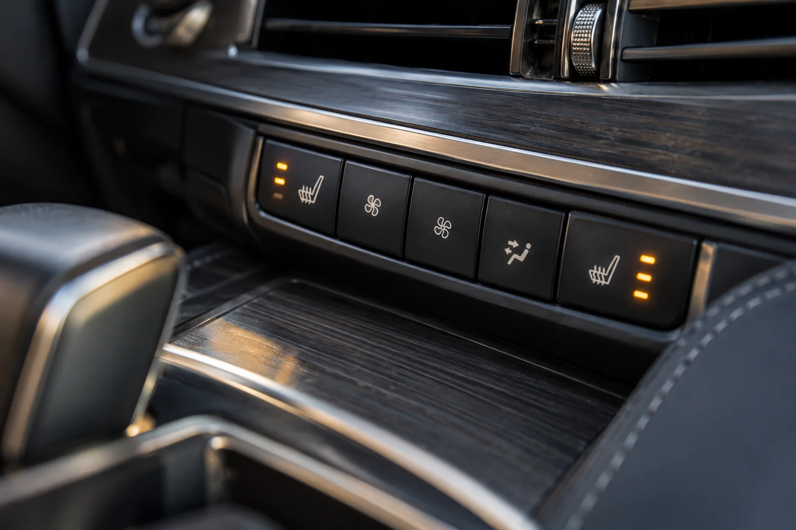 Иллюстрация: клавиши подогрева сидений в блоке климата Lexus LS