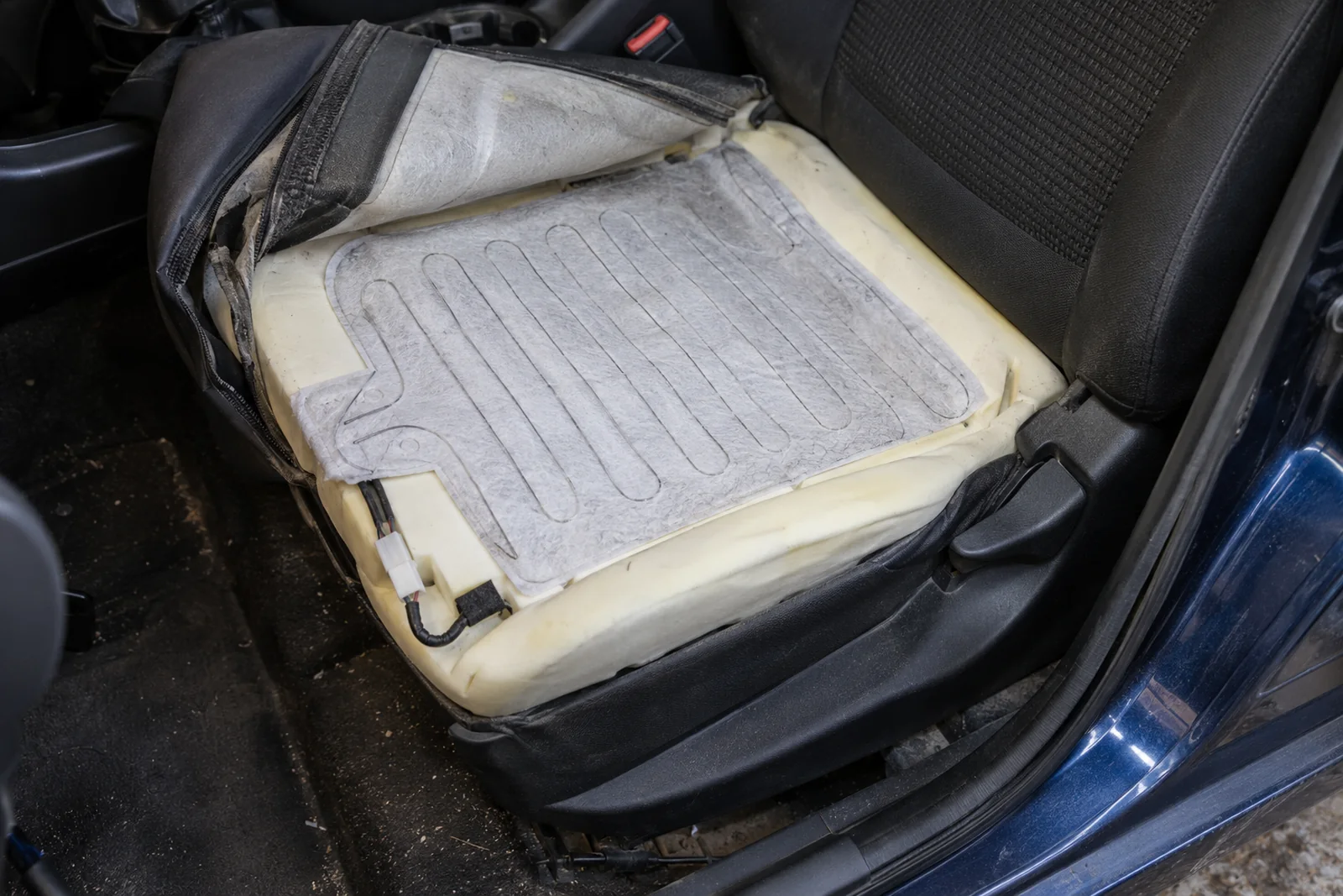 Иллюстрация: нагревательный элемент подогрева на подушке сиденья Nissan Almera Classic, обивка снята