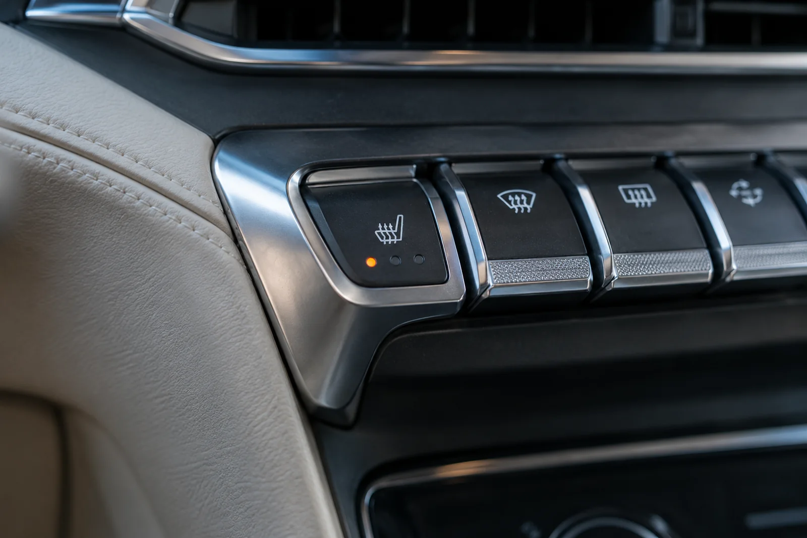 Иллюстрация: клавиша подогрева сиденья с индикаторами уровня, Peugeot 3008