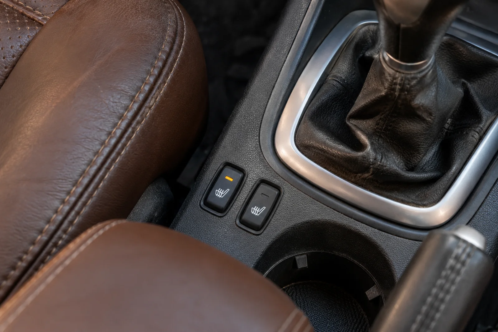Иллюстрация: клавиши подогрева сидений на центральном тоннеле Renault Fluence