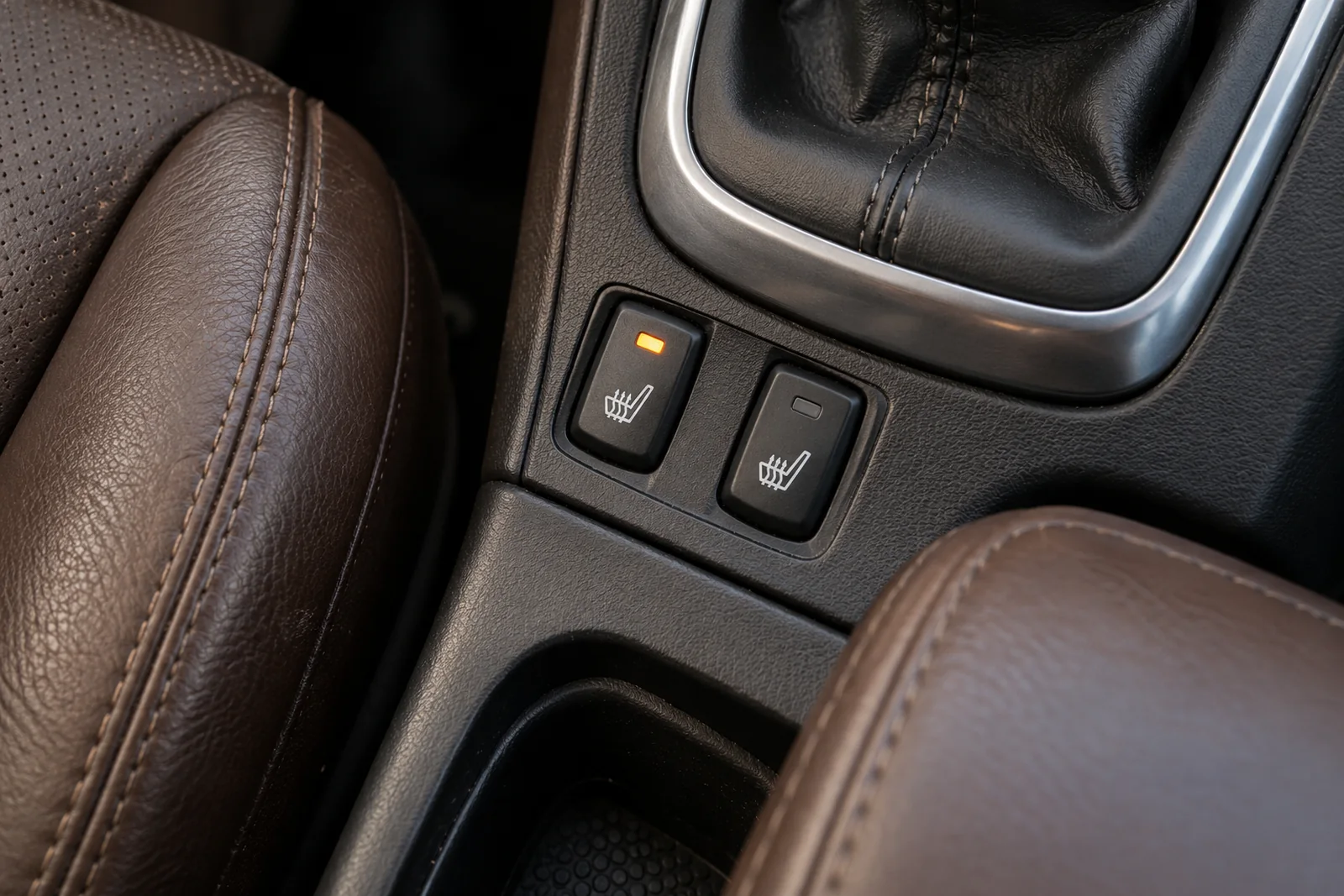 Иллюстрация: клавиши подогрева сидений на центральном тоннеле Renault Scenic