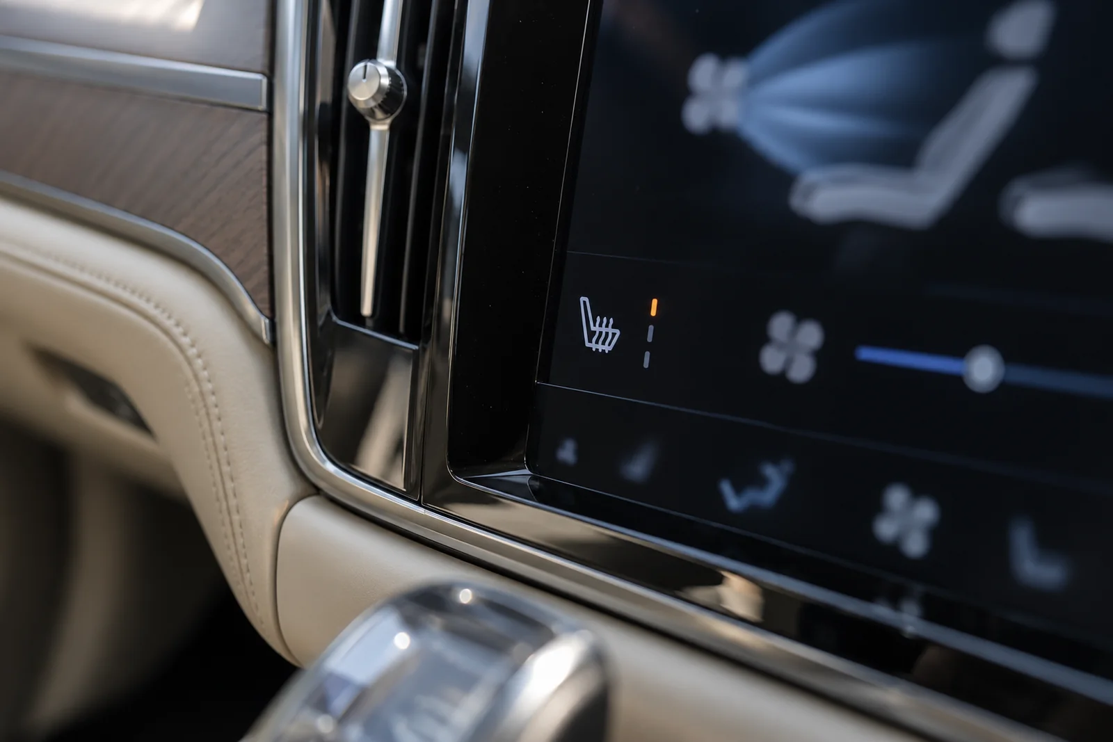 Иллюстрация: клавиша подогрева сиденья с индикаторами уровня, Volvo S90