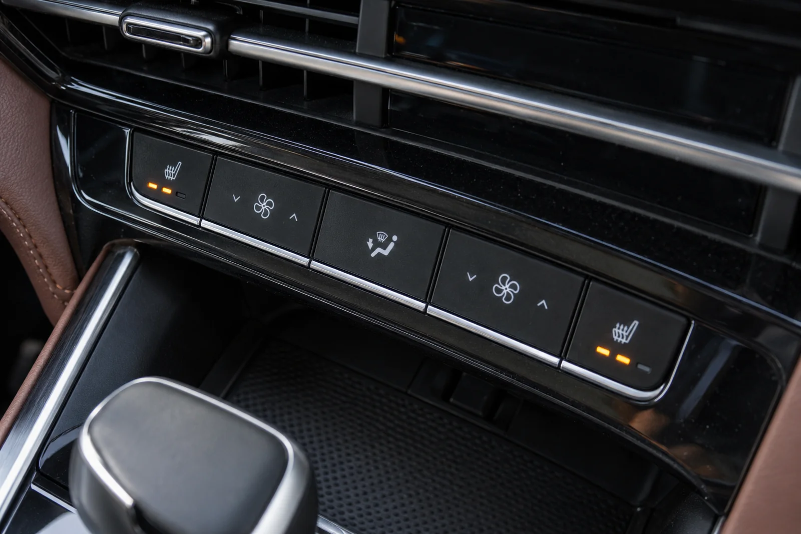 Иллюстрация: клавиши подогрева сидений в блоке климата Changan CS55 Plus
