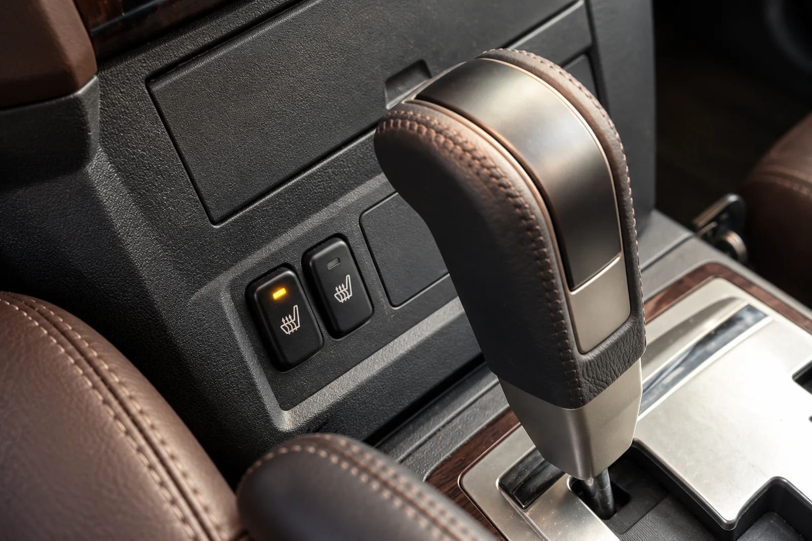Иллюстрация: клавиши подогрева сидений на центральном тоннеле Mitsubishi Pajero
