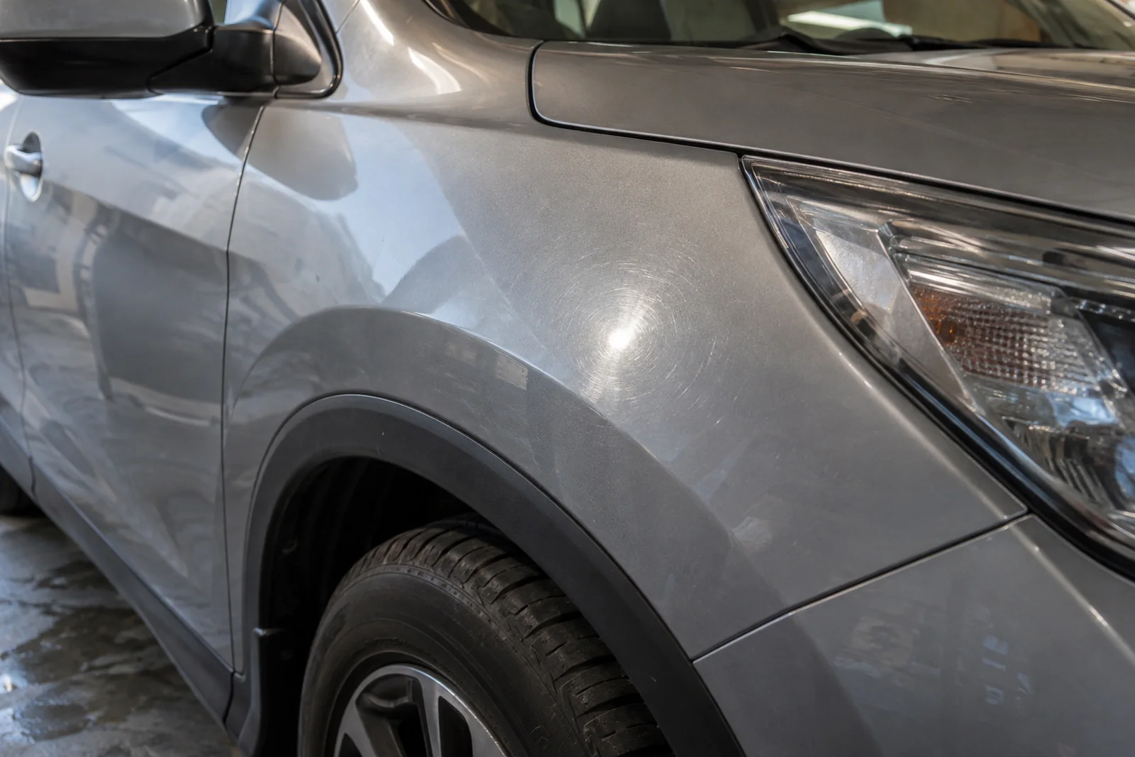 Иллюстрация: паутинка мелких царапин на лаке Honda под светом лампы
