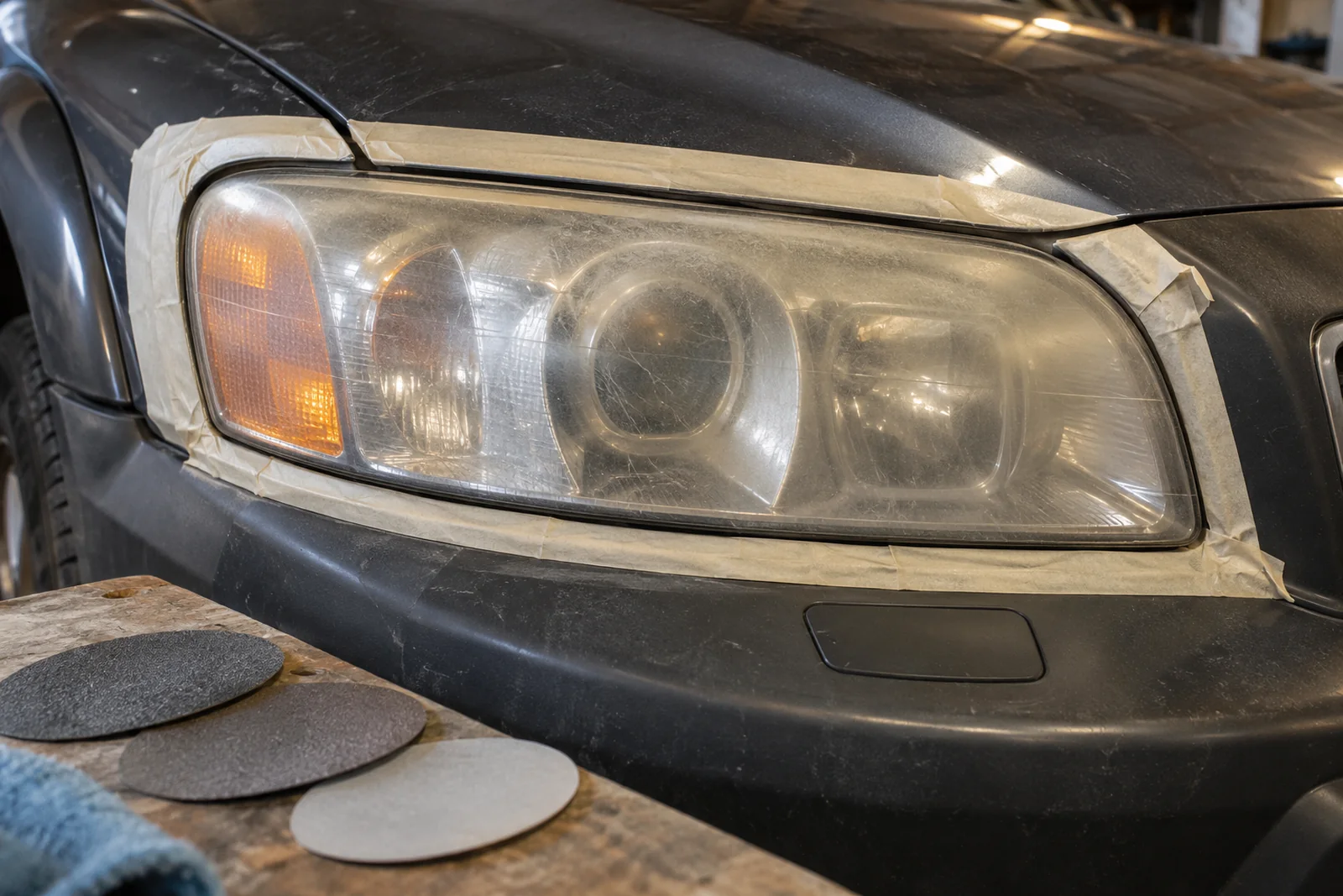 Иллюстрация: помутневшая фара Volvo XC70 перед полировкой