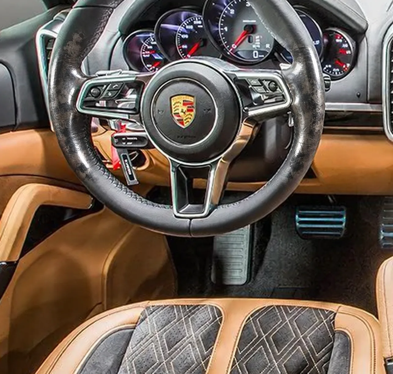 Потёртая алькантара руля Porsche — до реставрации