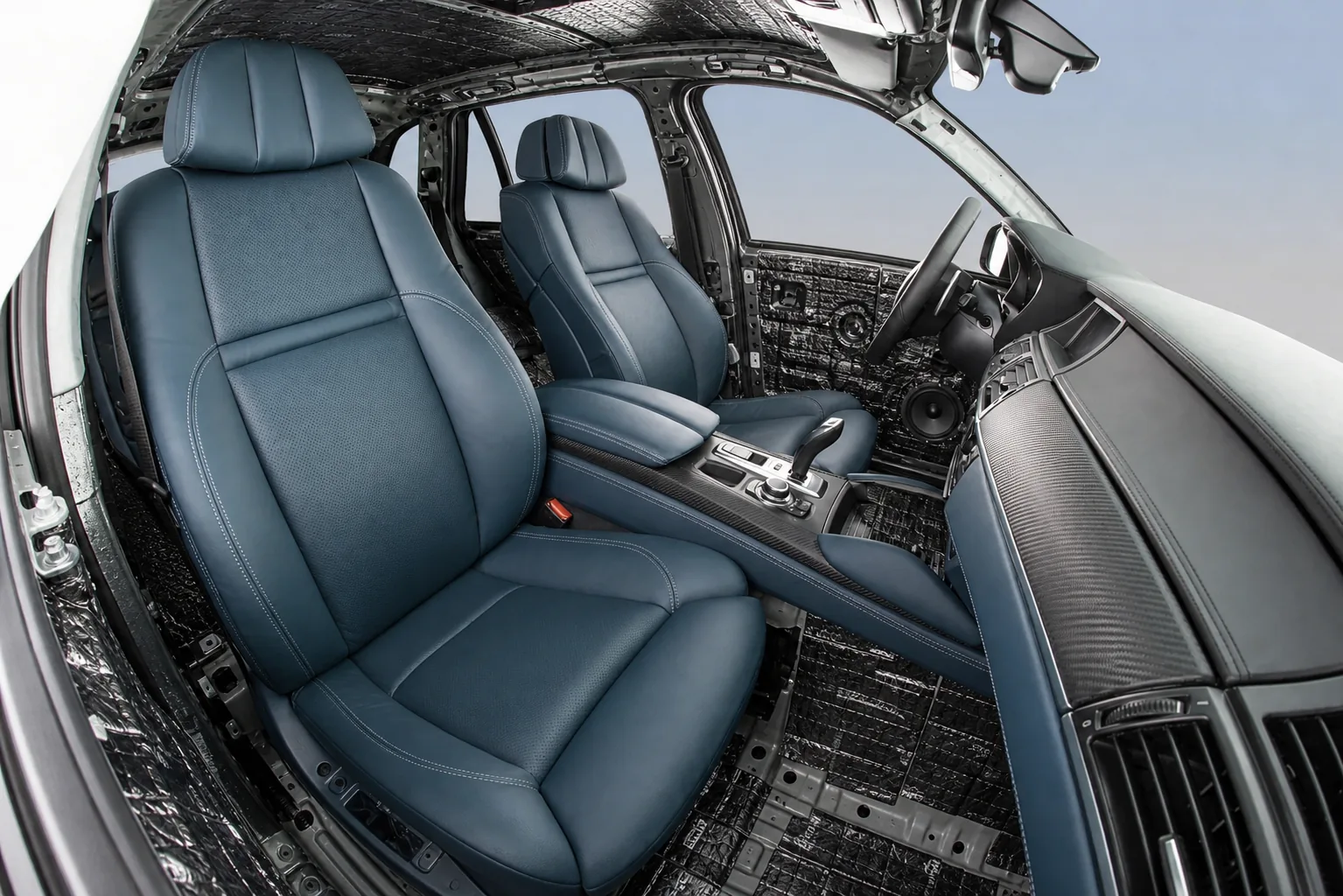 Иллюстрация: Шумоизоляция Bmw X5 — виброизоляция и шумопоглощение салона, работа КупиСалон