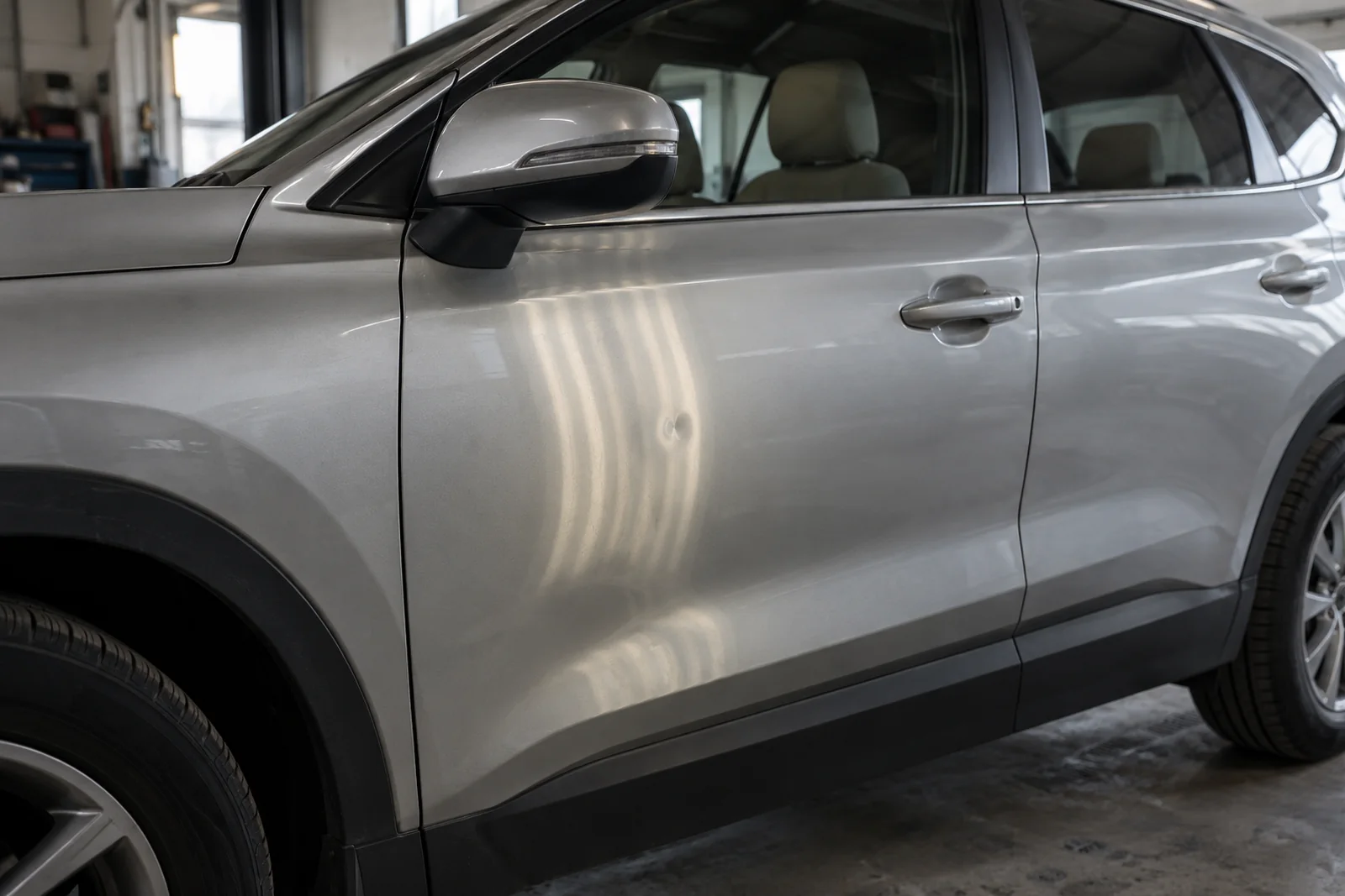 Иллюстрация: вмятина на двери Hyundai Santa Fe в отражении полосатой лампы для ремонта без покраски
