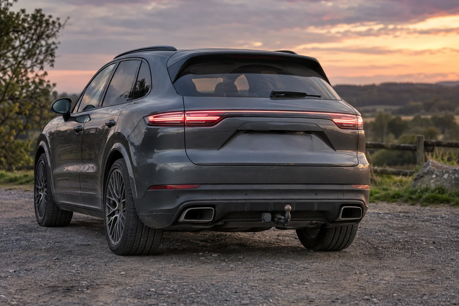 Иллюстрация, созданная нейросетью: фаркоп под задним бампером Porsche Cayenne