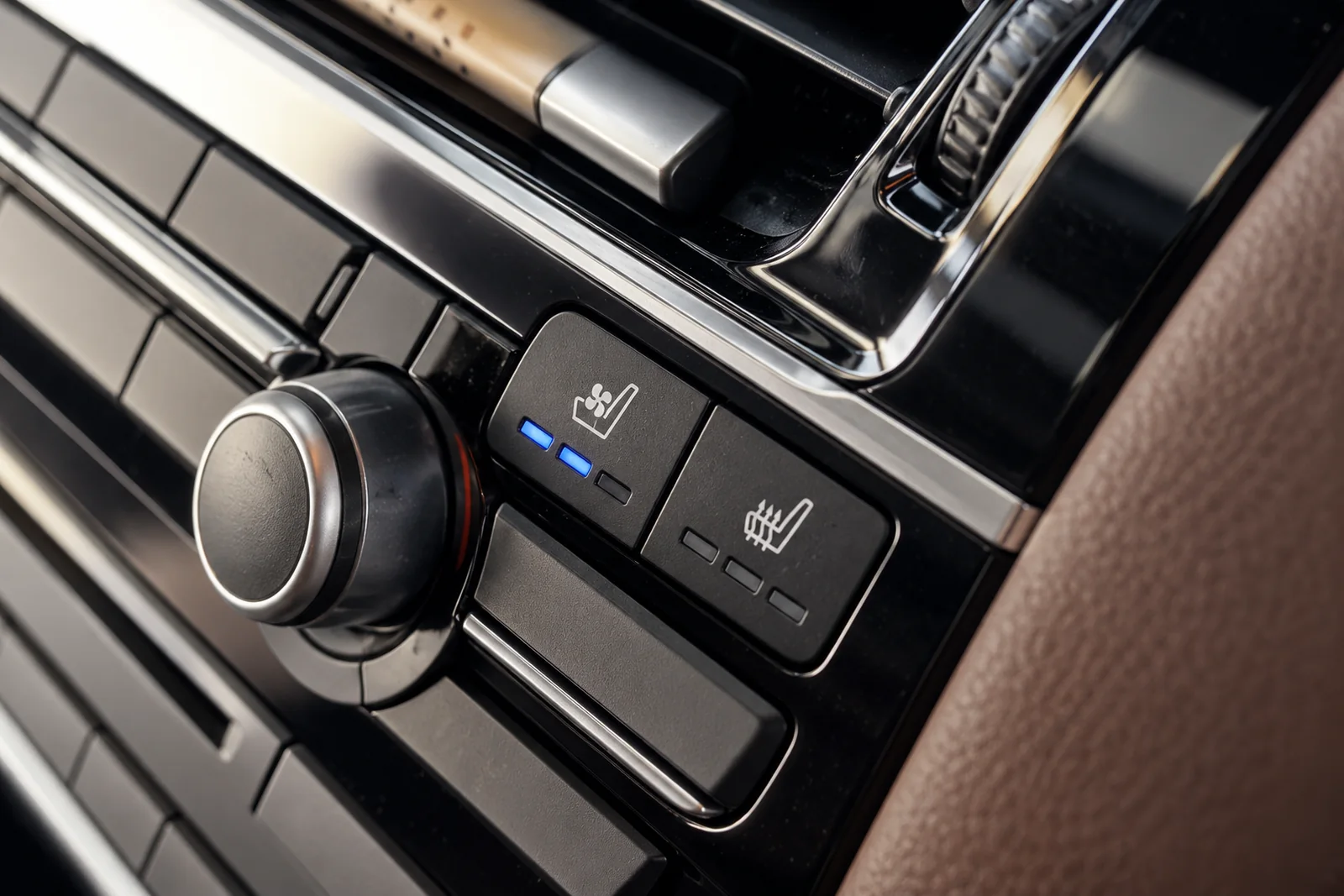 Иллюстрация: клавиши вентиляции и подогрева сидений на консоли BMW X3