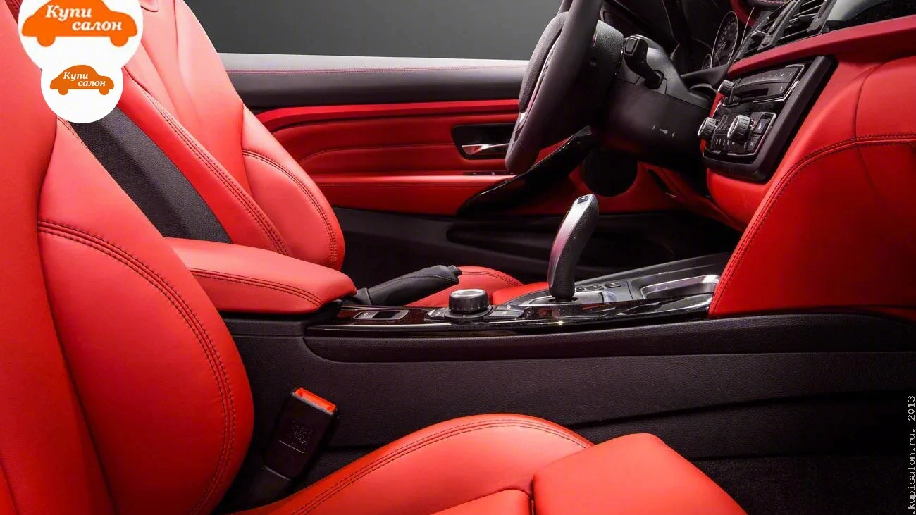 BMW 4 — С красными кожаными сиденьями и дверными картами, черная консоль