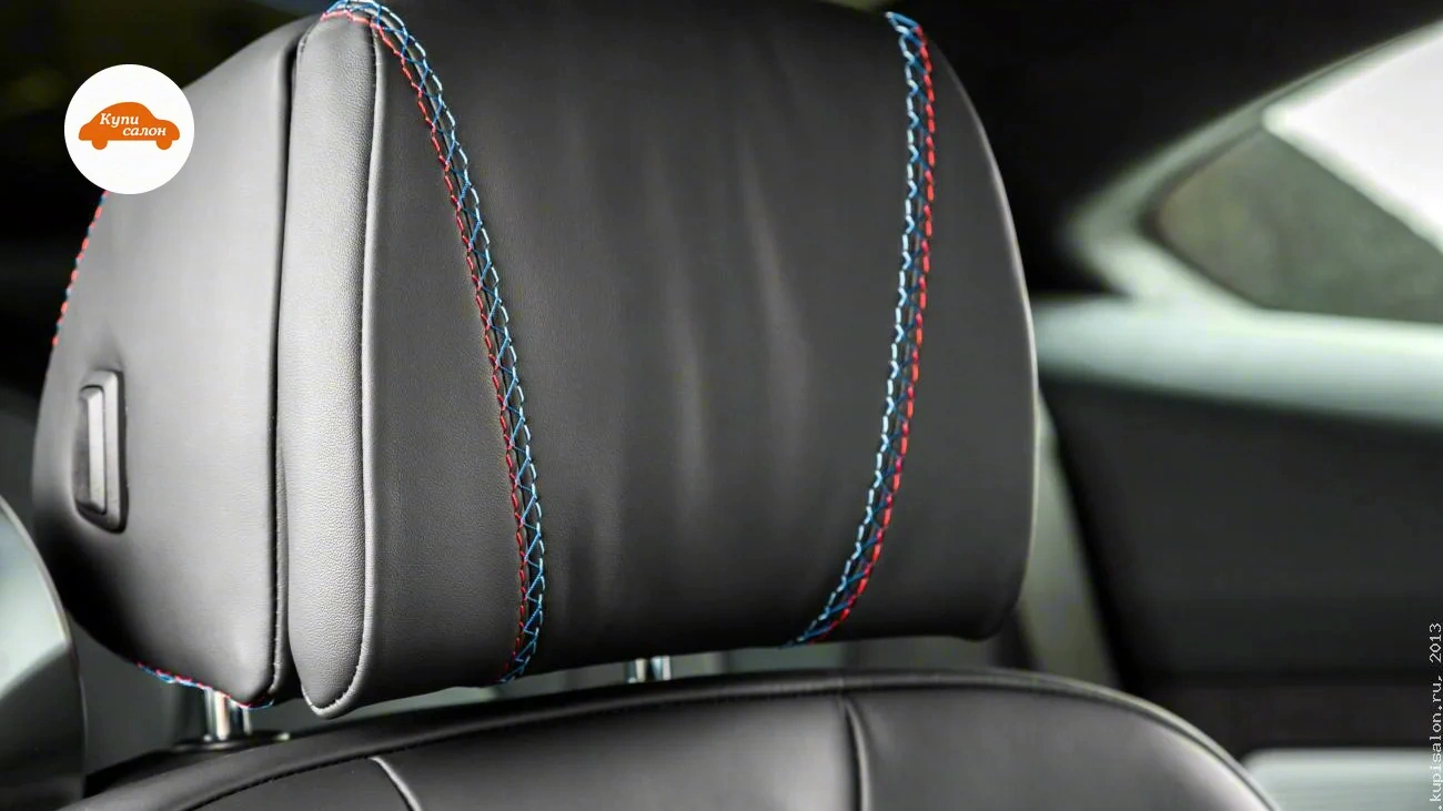 BMW M6 — Черный кожаный подголовник с сине-красной строчкой в салоне автомобиля