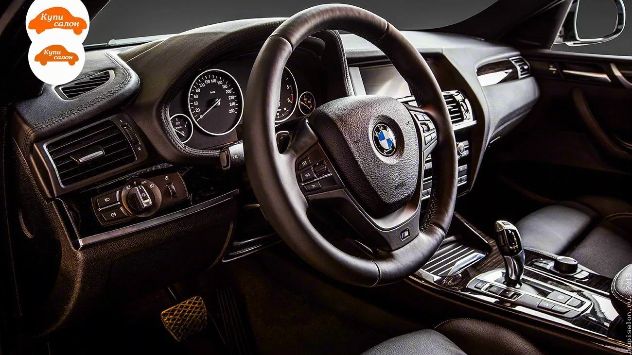 Интерьер BMW с перетянутым рулем и торпедо, черная кожа, детали салона