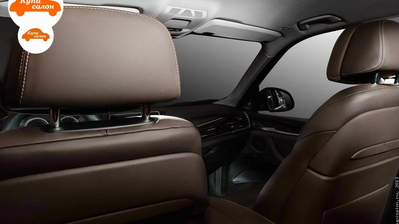 BMW X5 — Интерьер автомобиля: коричневые кожаные сиденья с белой строчкой