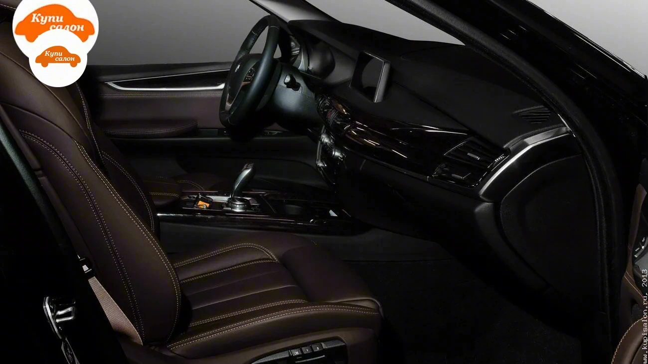 BMW X5 — С коричневыми кожаными сиденьями и черным рулем