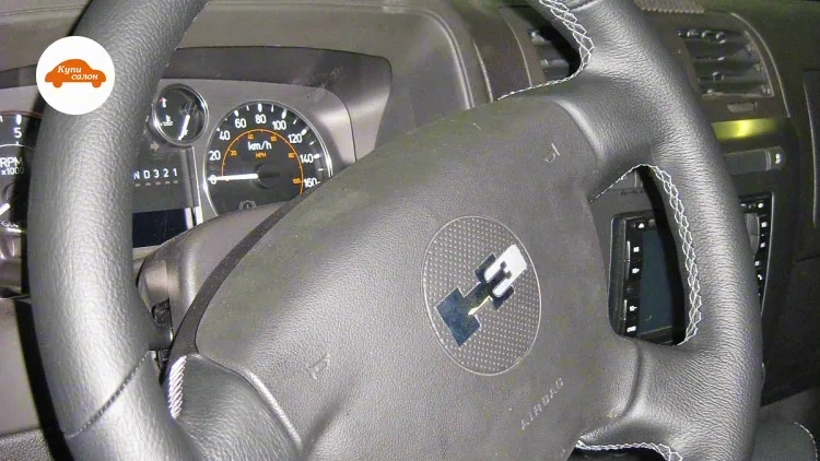 Hummer H3 — Перетяжка руля черной кожей с белой строчкой в автоателье КупiСалон