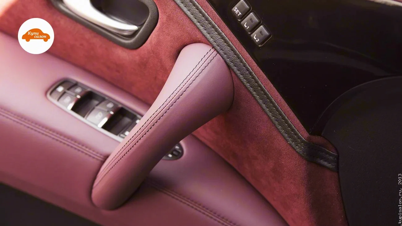 Infiniti QX56 — Перетяжка дверной карты автомобиля в бордовую кожу и алькантару с декоративной строчкой